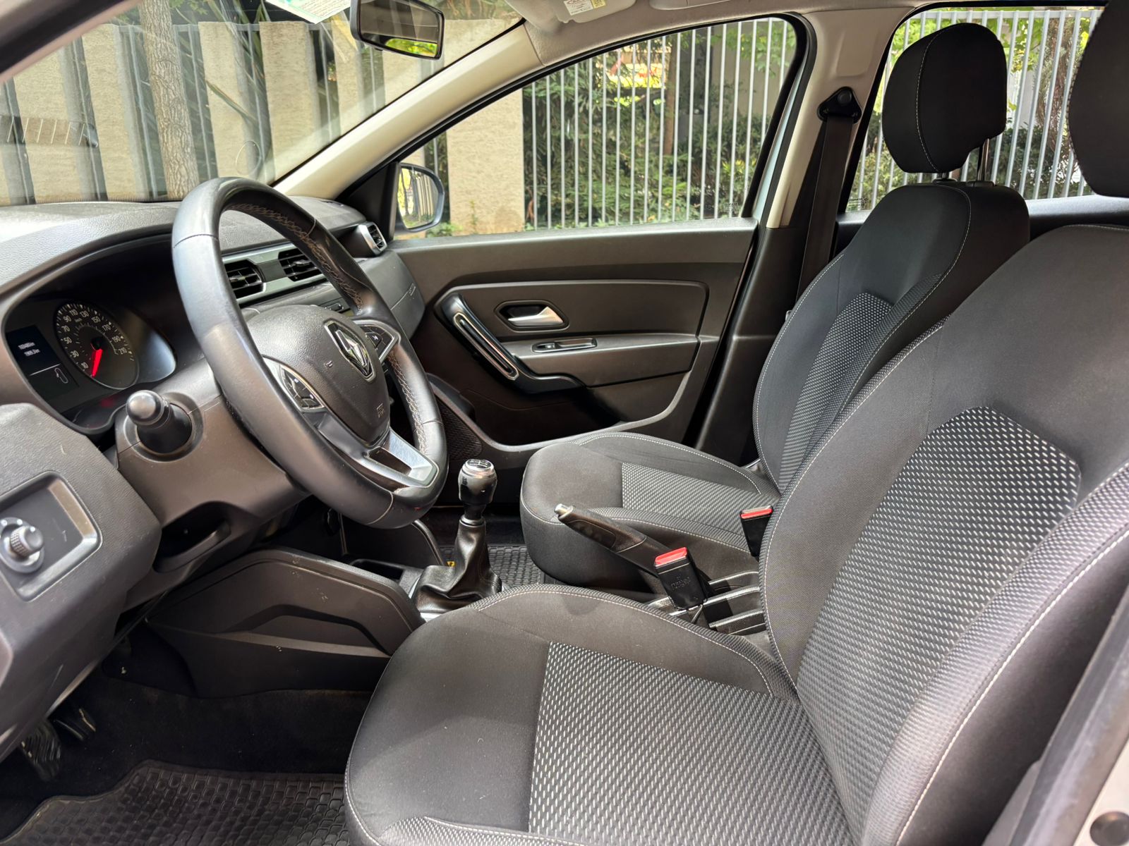 Interior Renault Duster 2021 radio con pantalla y aire acondicionado