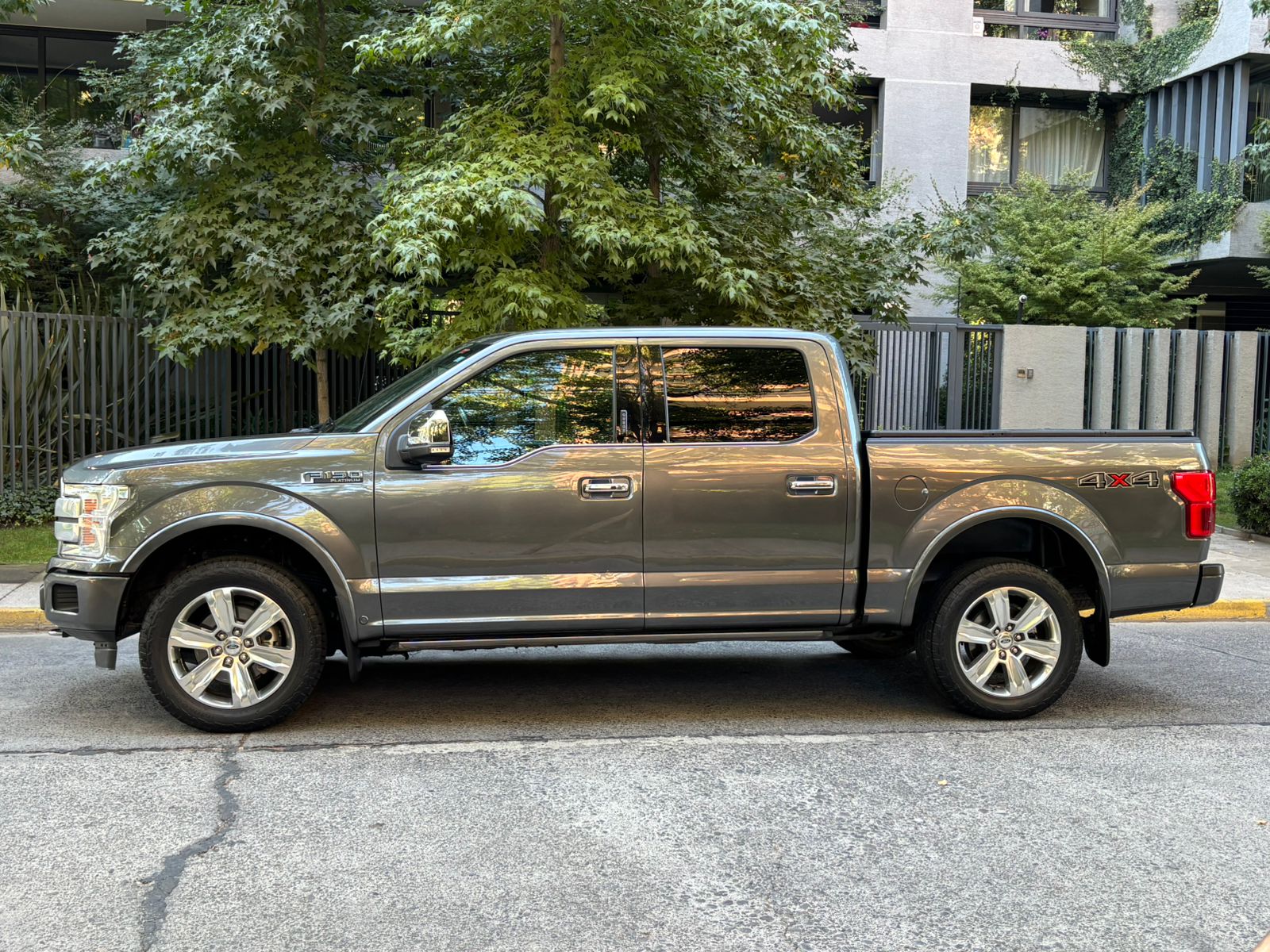 Vista lateral Ford F-150 2019 pisaderas eléctricas y cubre pick-up rígido Santiago