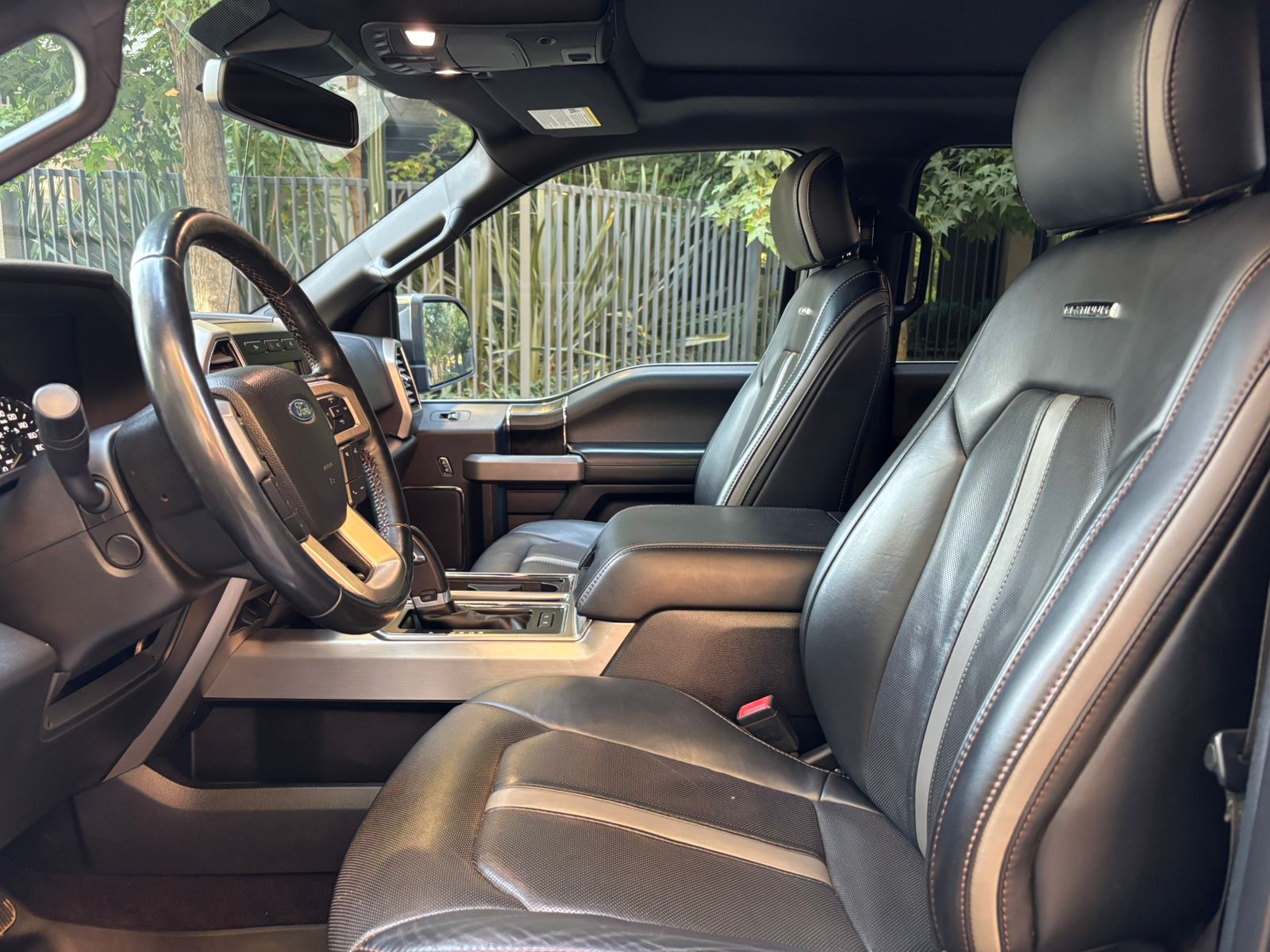 Interior Ford F-150 Platinum 2019 asientos de cuero con masaje y techo panorámico