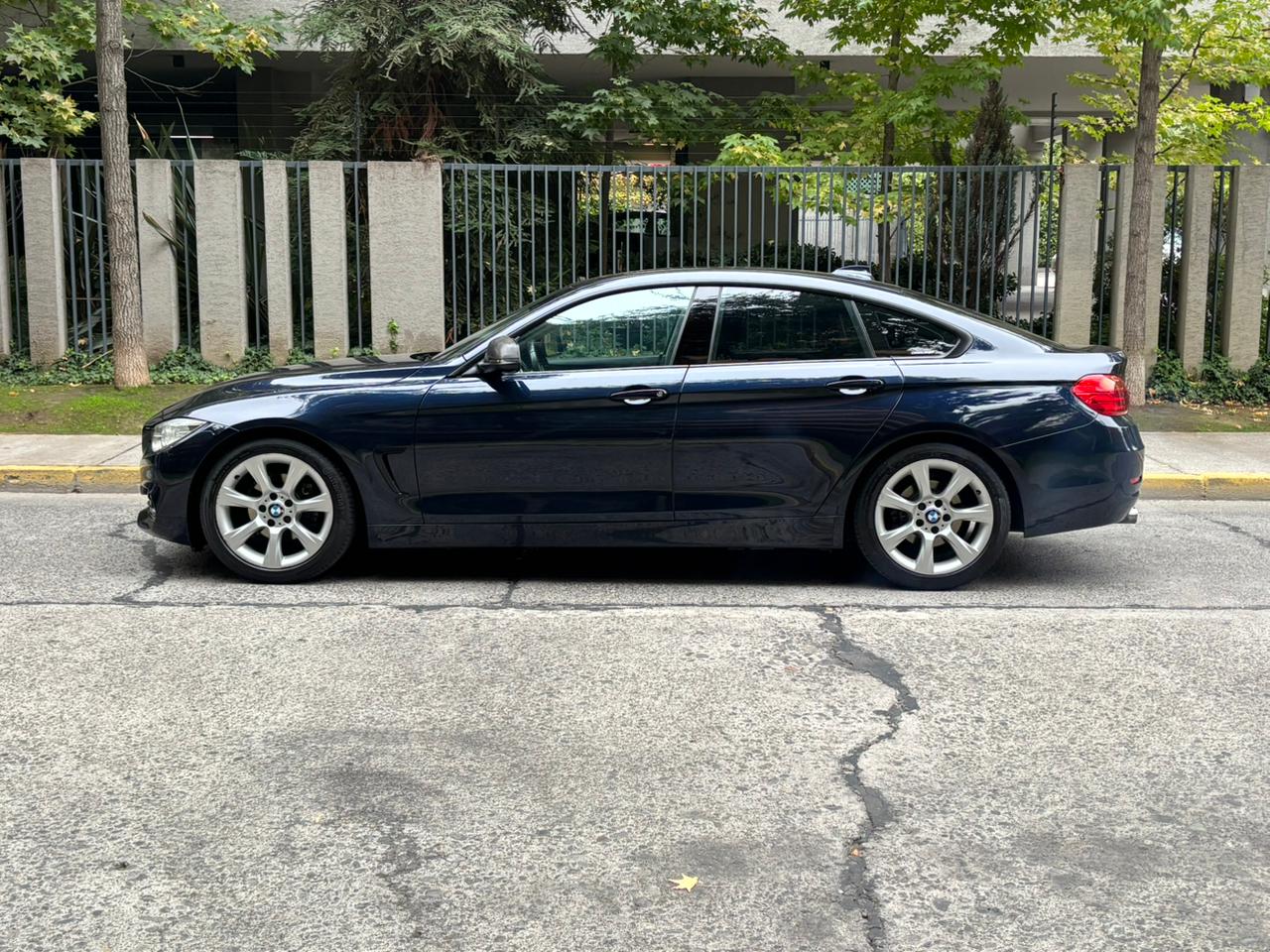 Vista lateral BMW Serie 4 Gran Coupé 2016 silueta elegante y llantas BMW Santiago