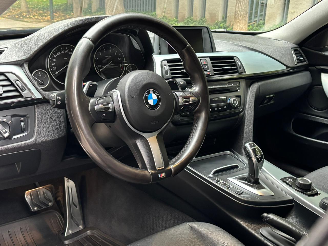 Interior BMW 420i 2016 pantalla iDrive y asientos de cuero con memoria