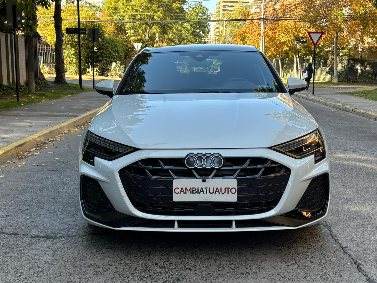 Audi A3 Sportback 2025 frente moderno deportivo blanco impecable