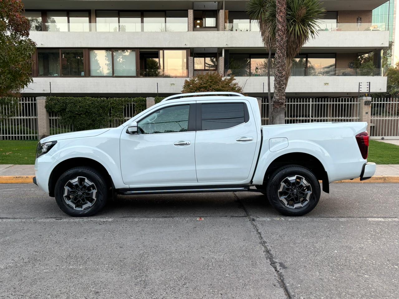 Navara Platinum 2.3 4x4 At Diésel Automático 2023 Santiago - detalle exterior