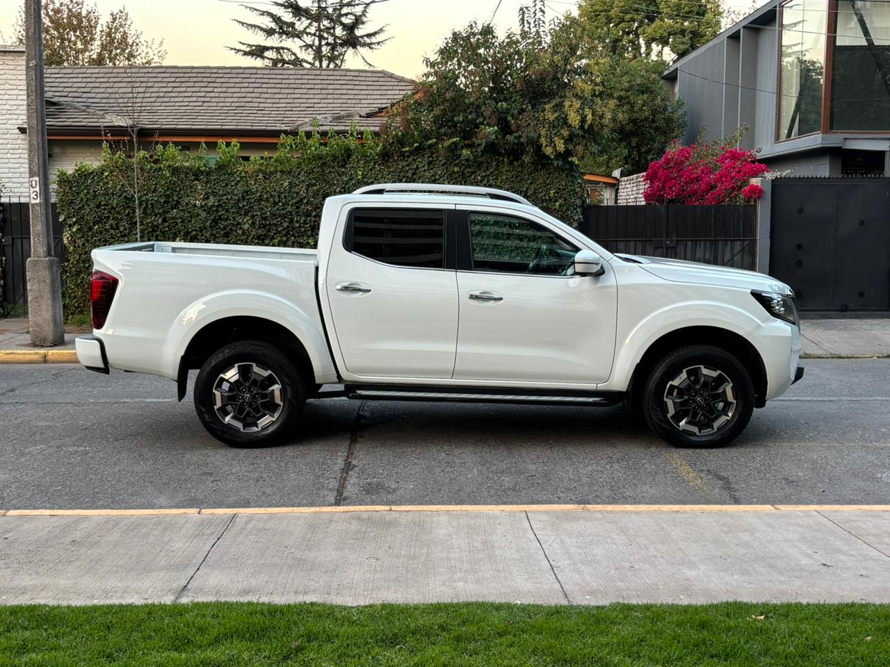 Nissan Navara Platinum 2.3 4x4 At 2023 96.630 km Santiago - foto 8