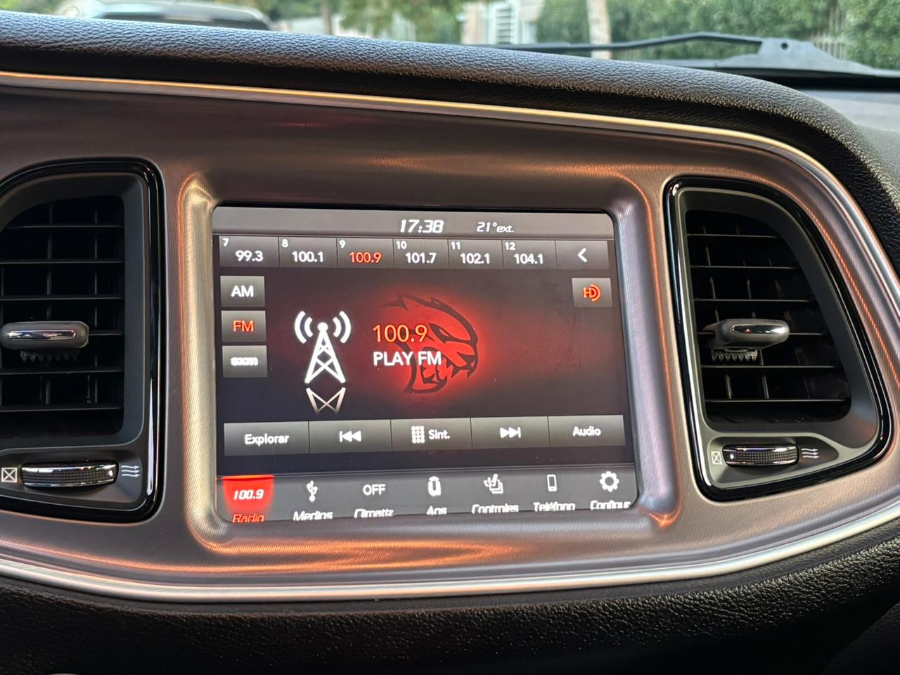 Dodge-Challenger-2019-pantalla-Uconnect-8.4-interior