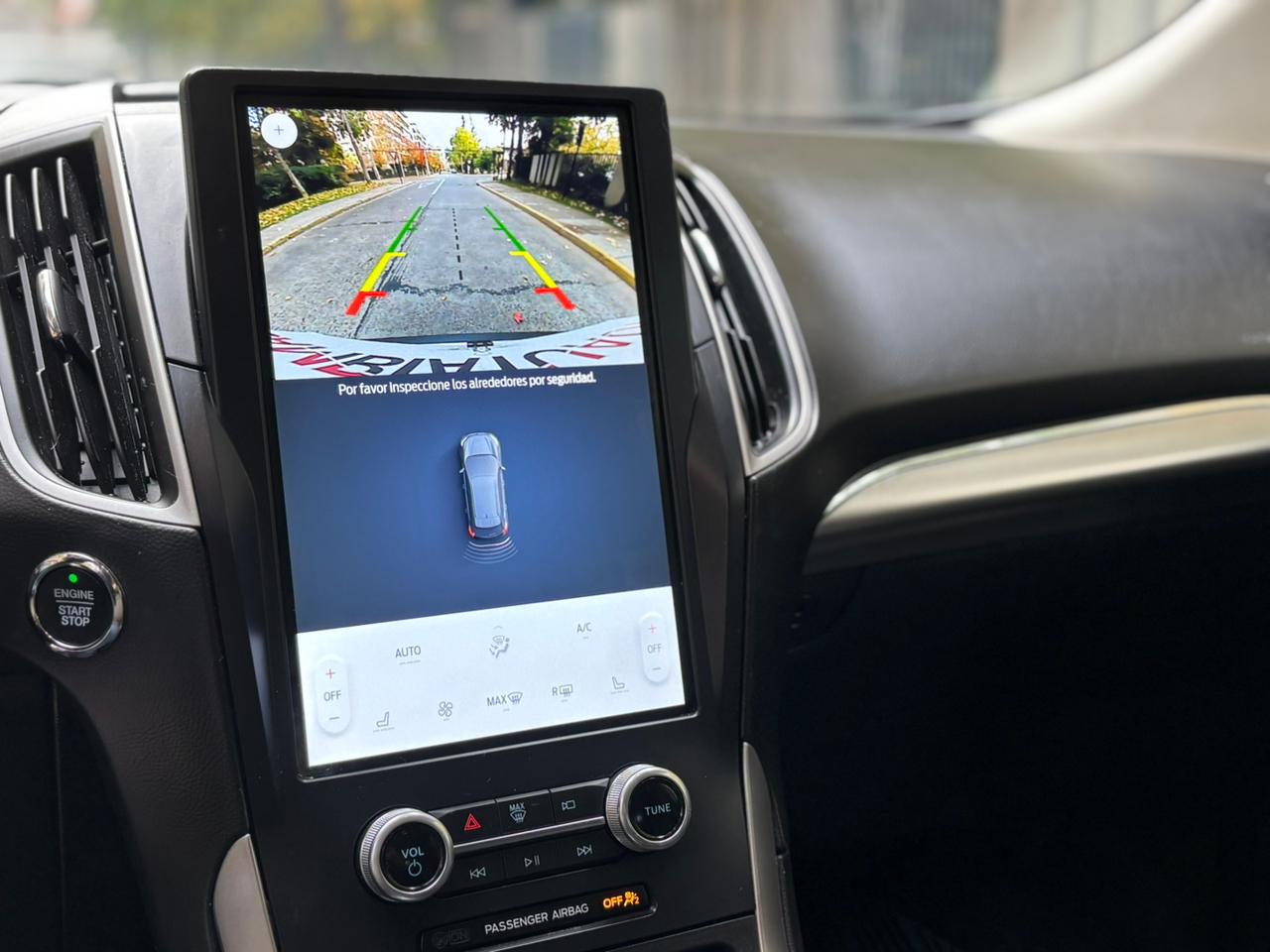 Ford-Edge-2023-interior-pantalla-vertical-cuero