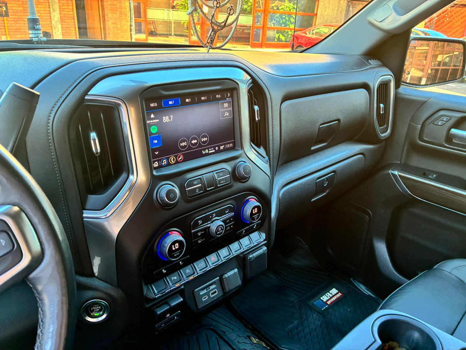 Interior Chevrolet Silverado 2022 pantalla touch gigante y tablero digital