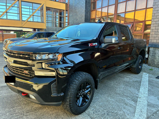 Chevrolet Silverado Trail Boss 2022 negra ganchos rojos frente agresivo Chile