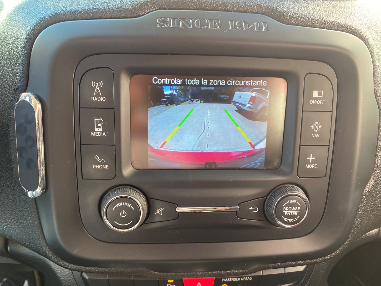Cámara de retroceso activa en pantalla Jeep Renegade Sport LX