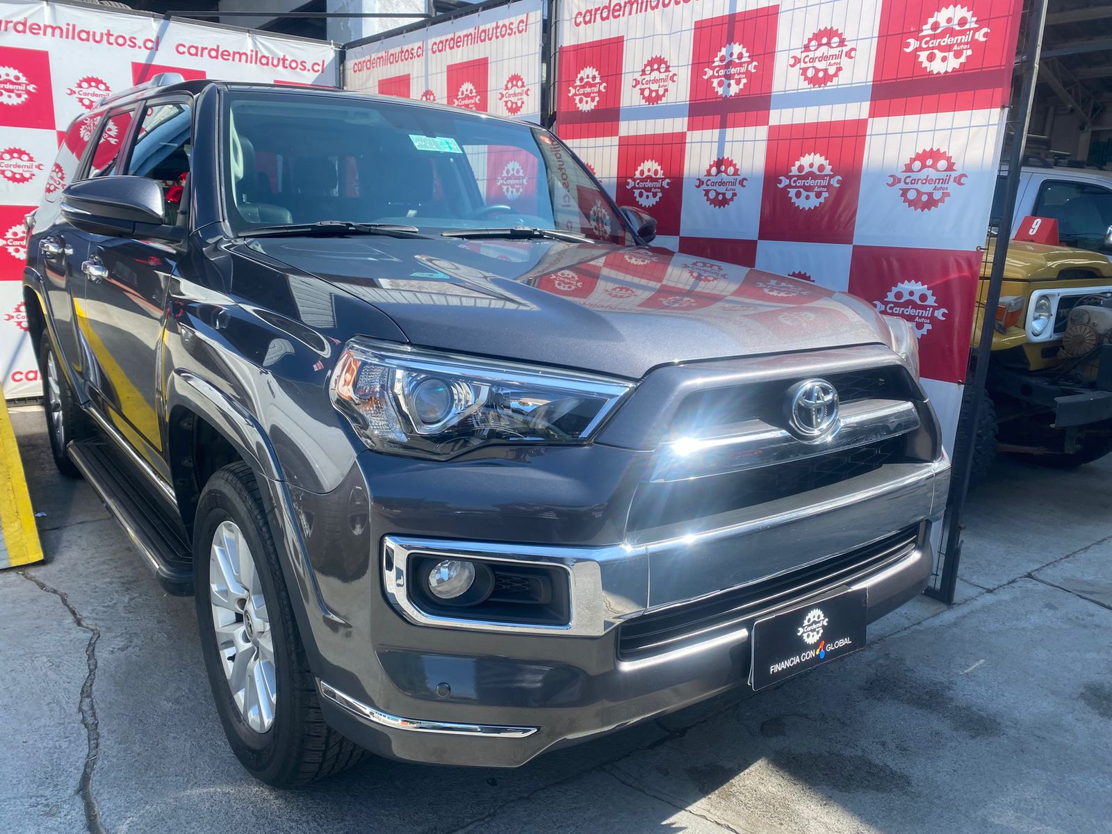 Toyota 4Runner Limited llantas de 20 pulgadas y pisaderas laterales originales