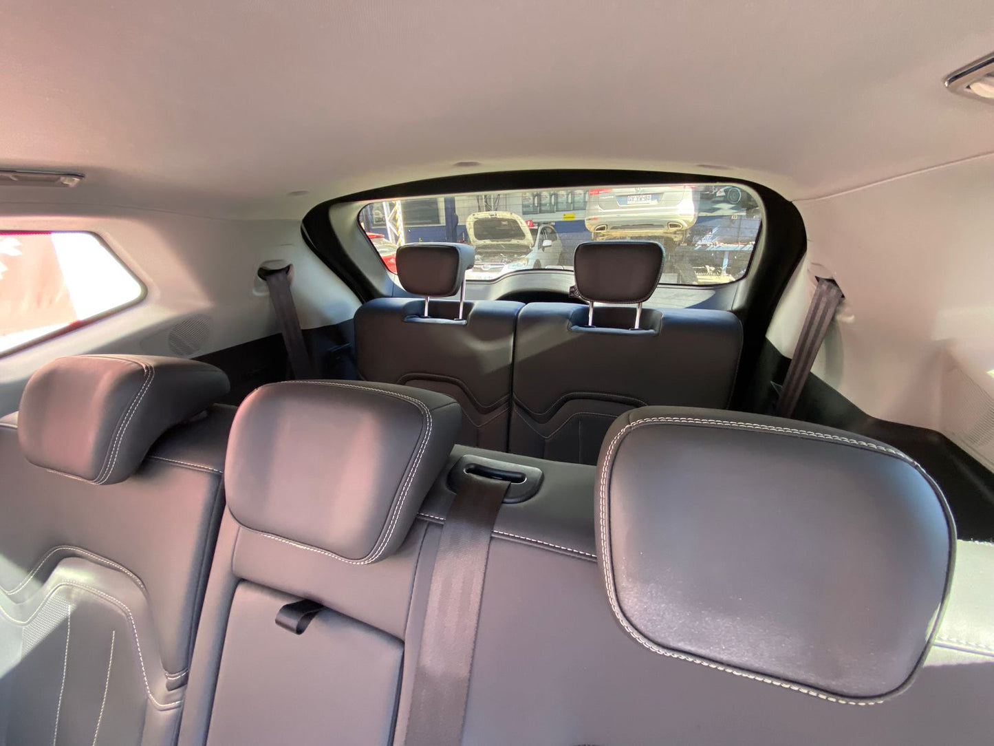 Interior de lujo con tres corridas de asientos Jetour X90 Plus impecable
