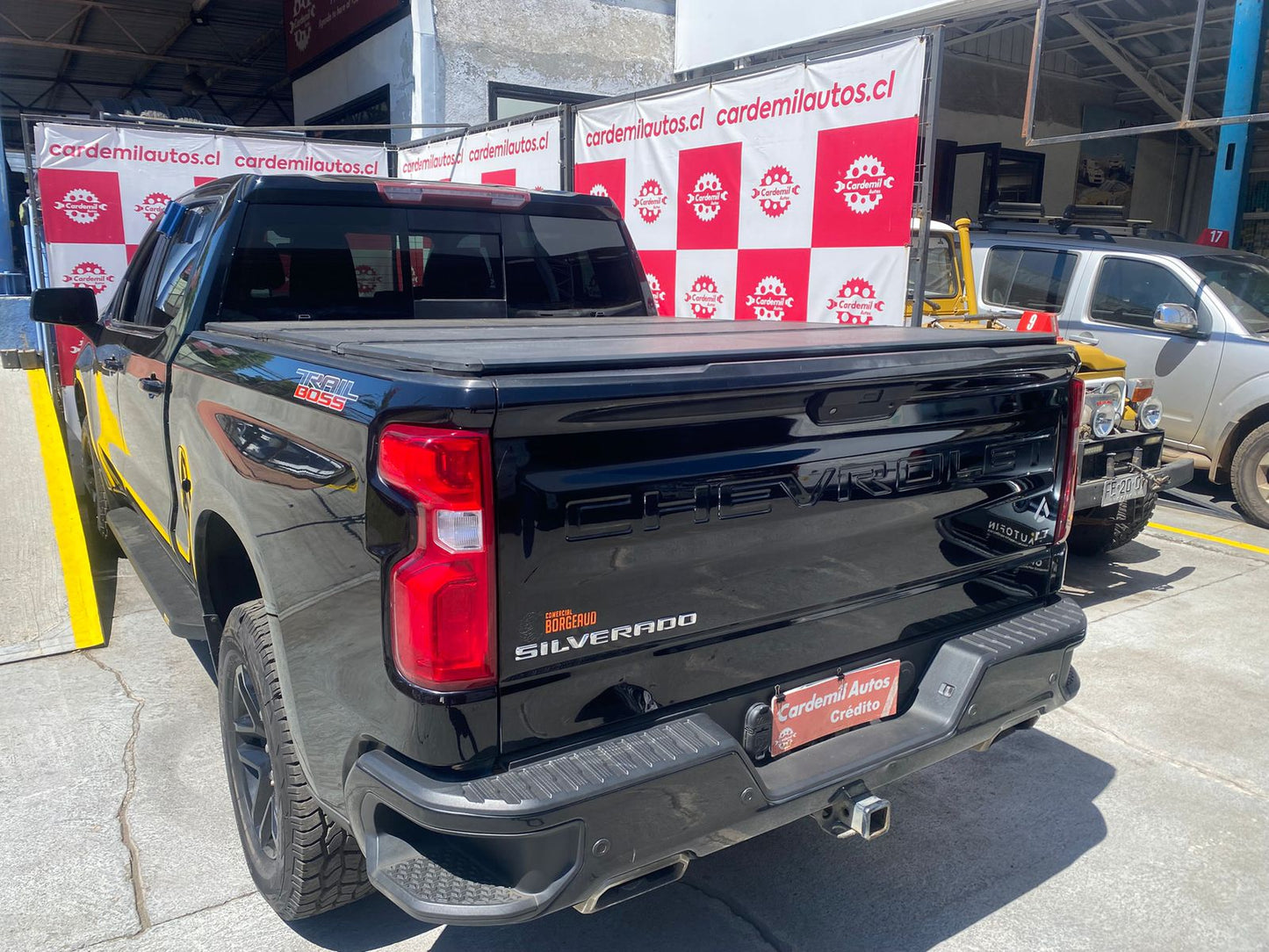 Tapa cubrepickup rígida instalada en Chevrolet Silverado 2020
