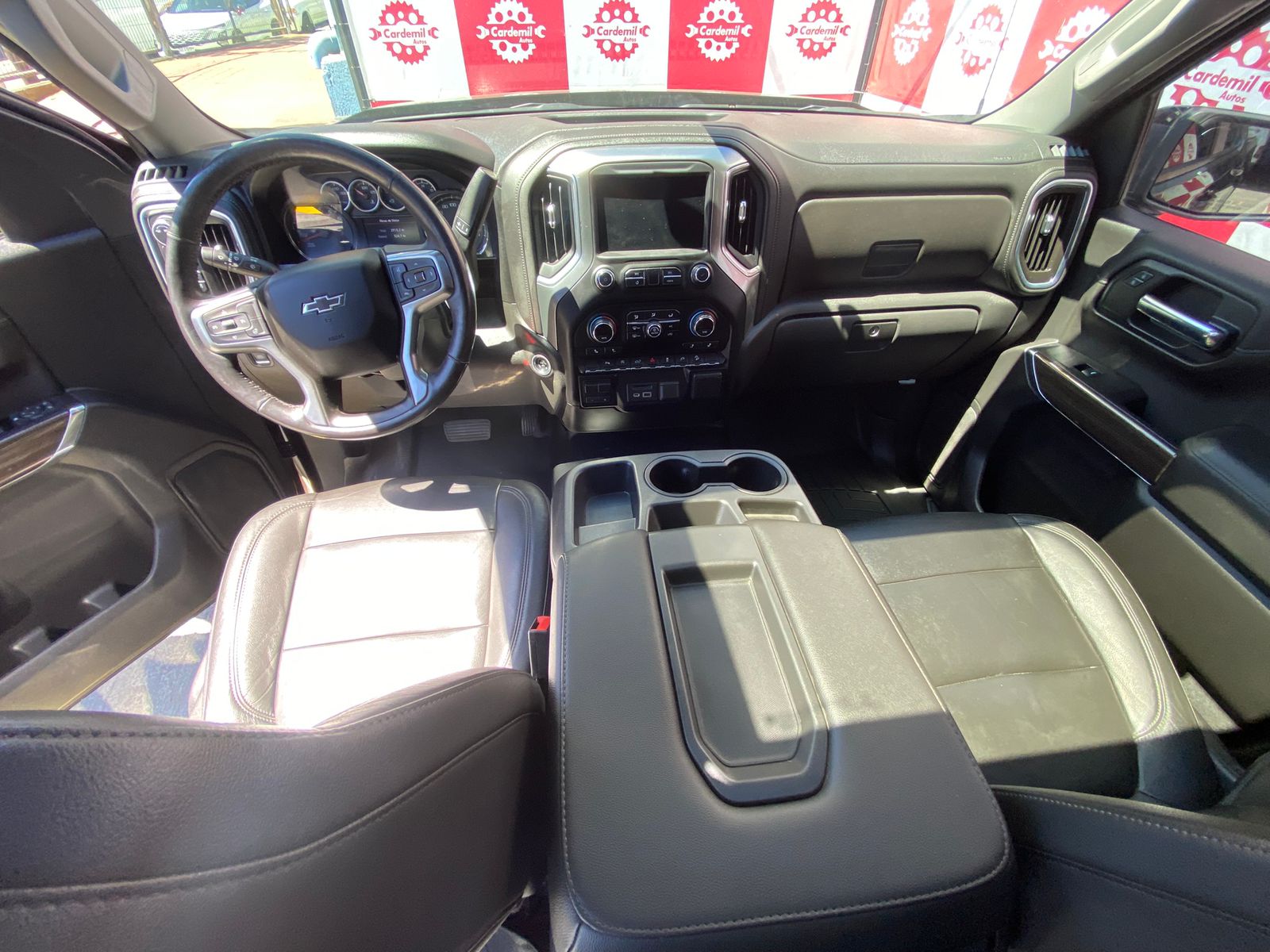 Interior Chevrolet Silverado 2020 pantalla touch y tapiz impecable