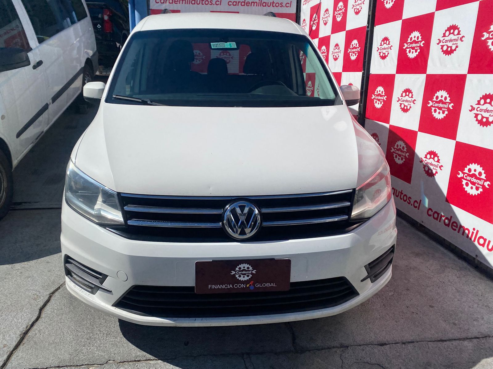 Volkswagen Caddy Comfortline 2017 frente blanco profesional Detodoauto