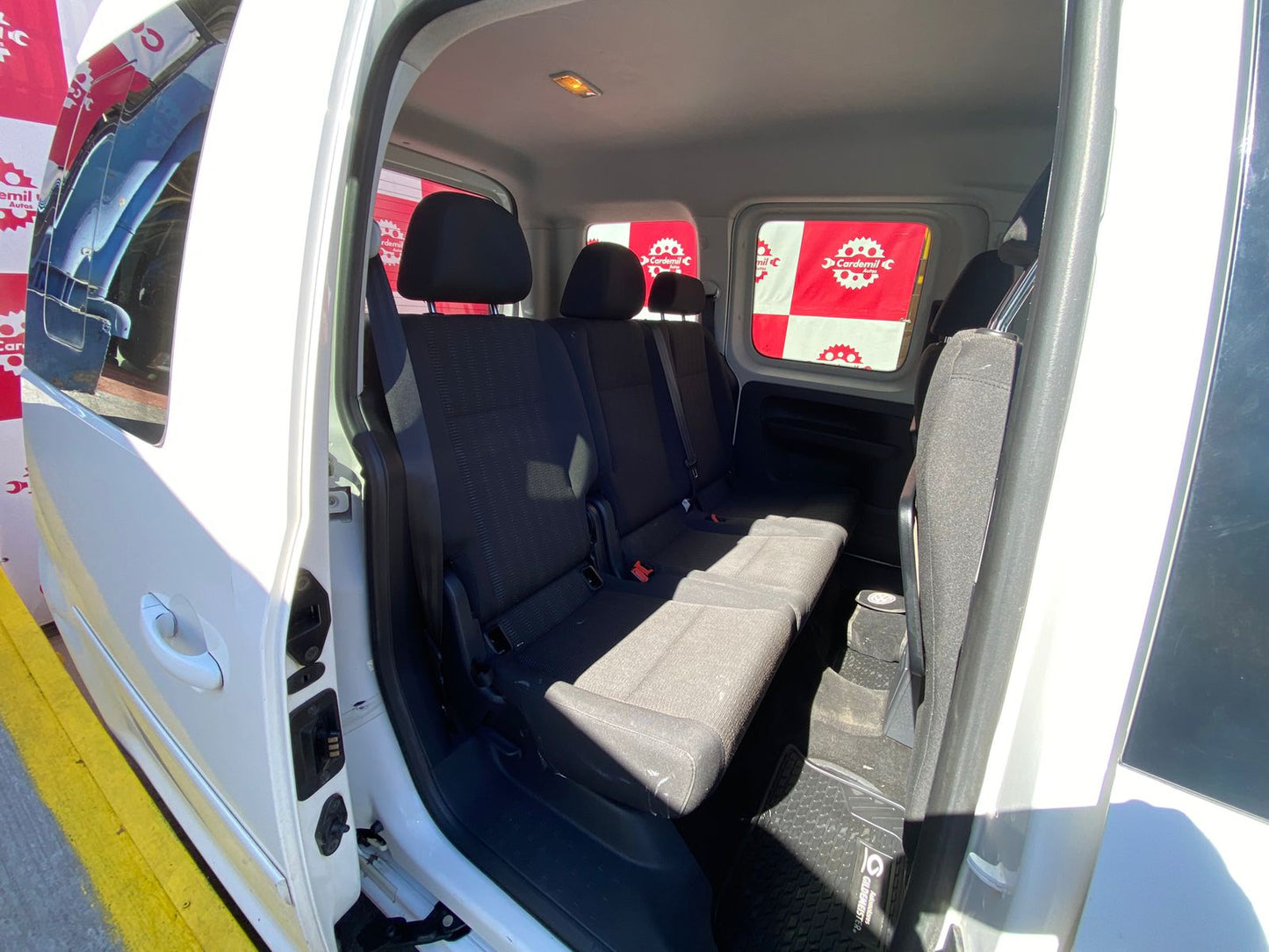 Interior cabina Volkswagen Caddy Comfortline con aire acondicionado