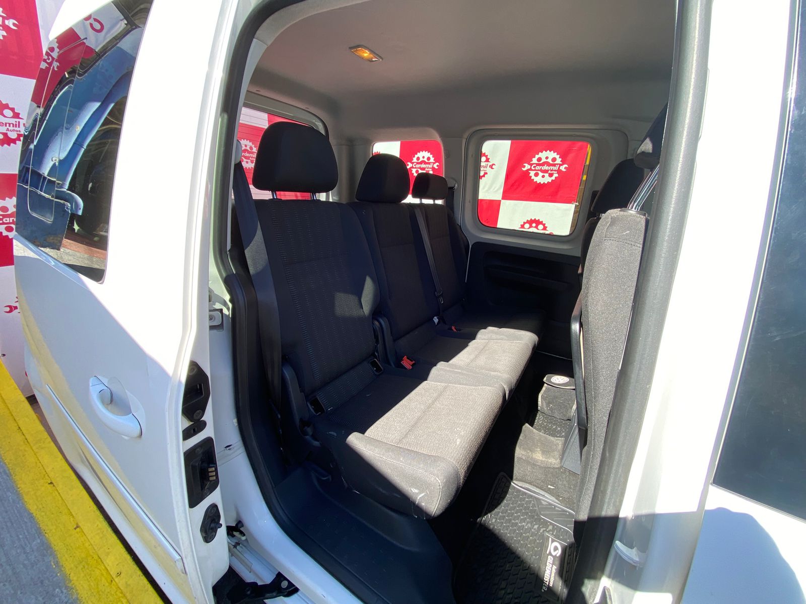 Interior cabina Volkswagen Caddy Comfortline con aire acondicionado