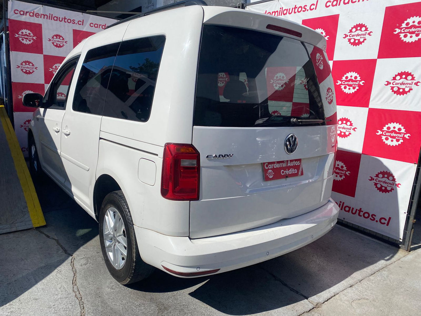 Volkswagen Caddy 1.6 TDi perfil con puerta lateral deslizante