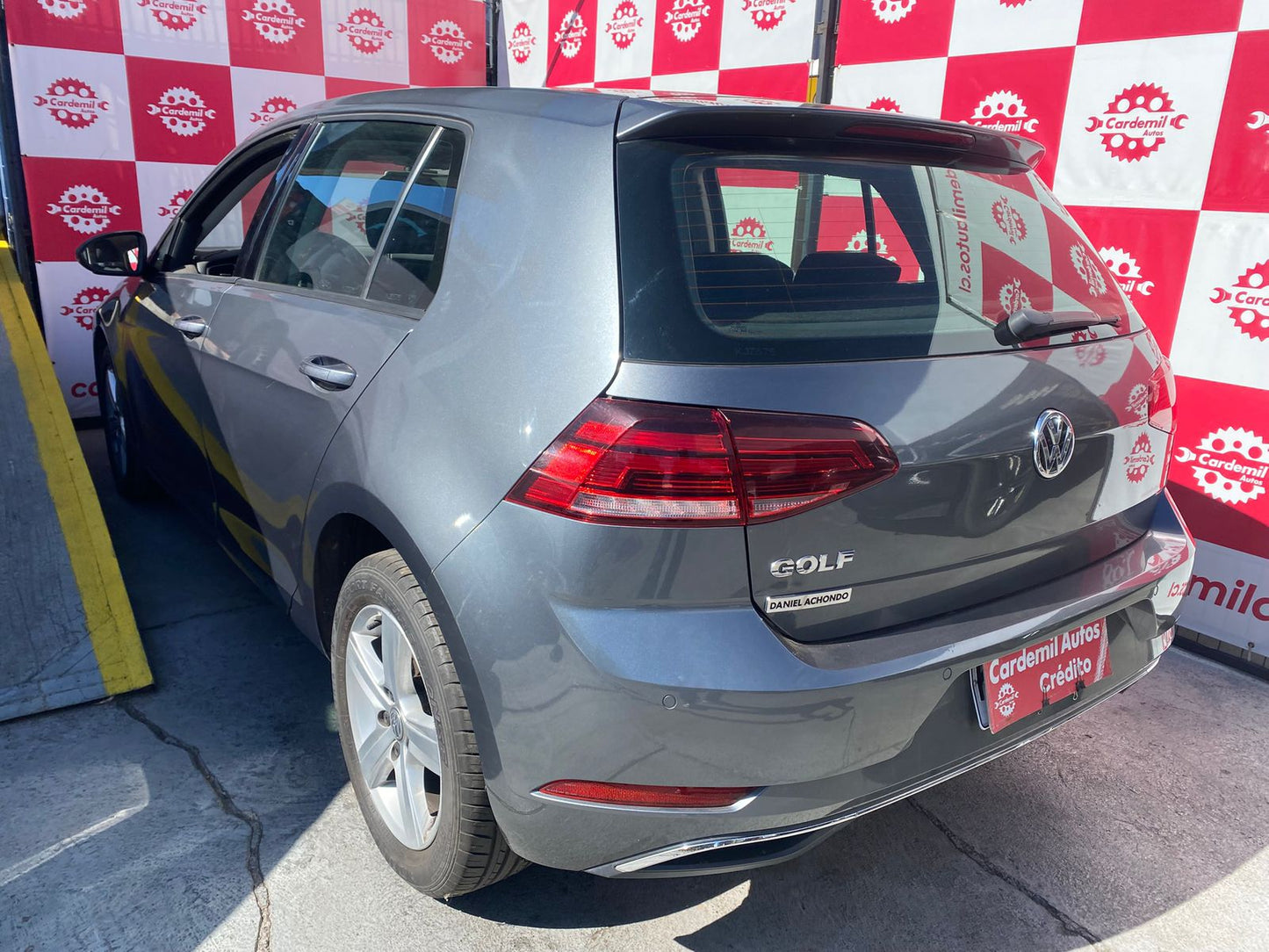 Perfil deportivo Volkswagen Golf 2018 con llantas de aleación originales