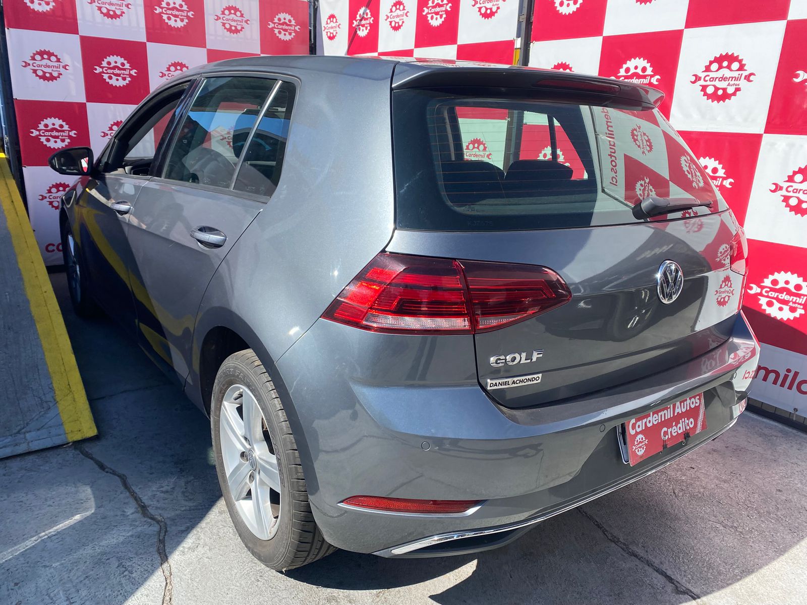 Perfil deportivo Volkswagen Golf 2018 con llantas de aleación originales