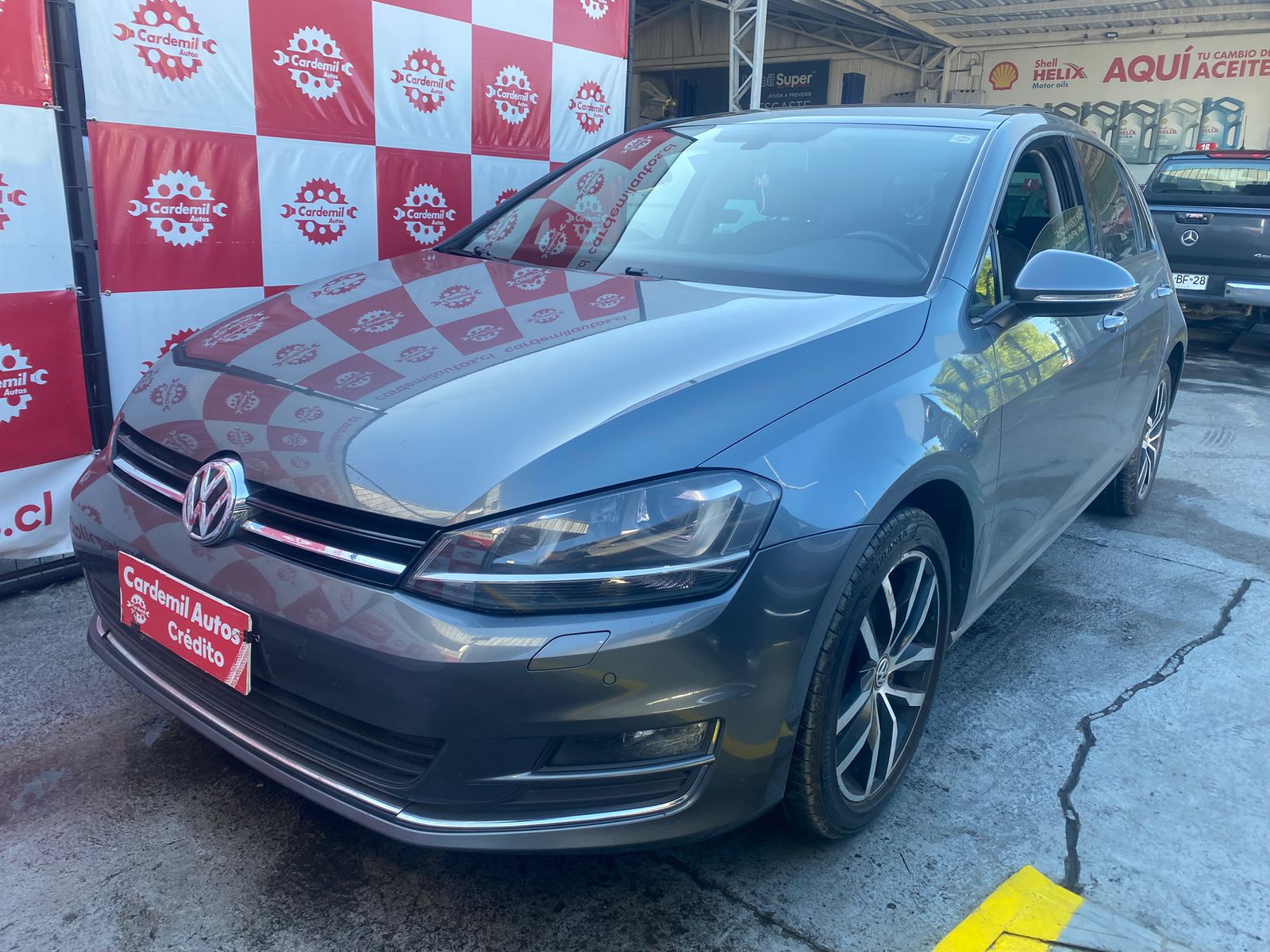 Perfil Volkswagen Golf Highline 2015 con llantas originales de aleación