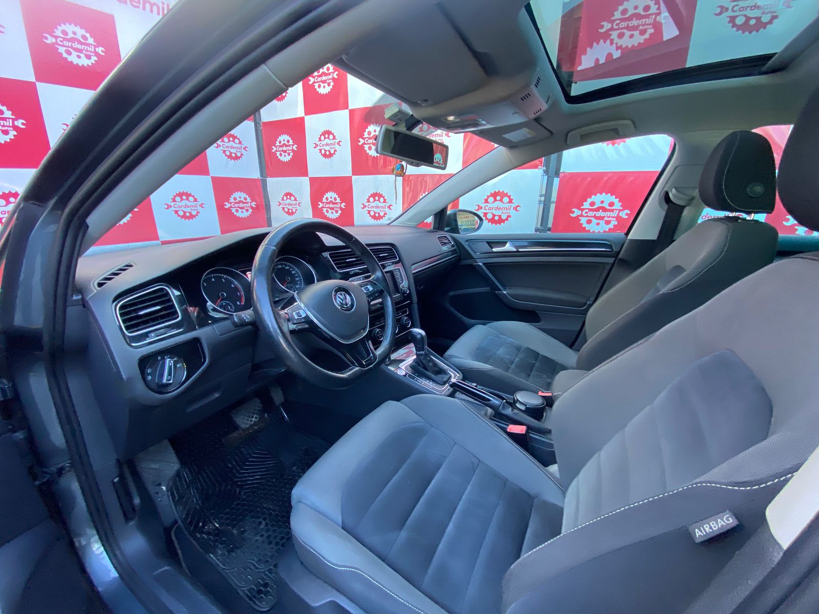 Vista del sunroof eléctrico abierto Volkswagen Golf Highline 2015