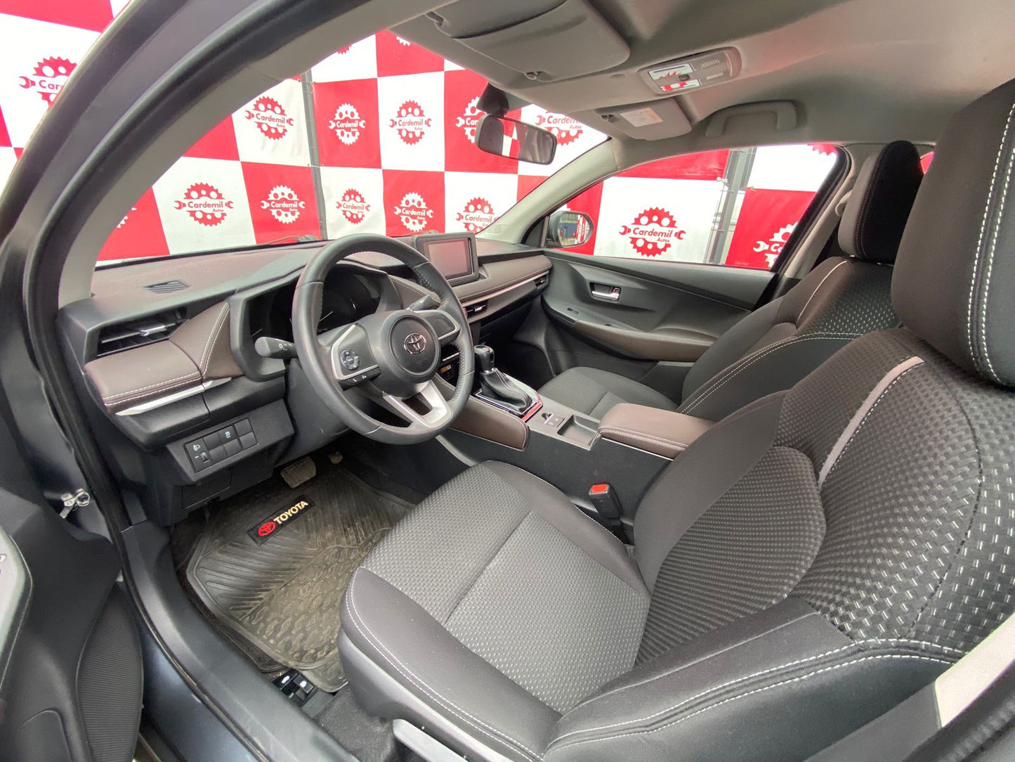 Toyota New Yaris 1.5 CVT 2025 - Solo 9.600 KM -  Los Angeles