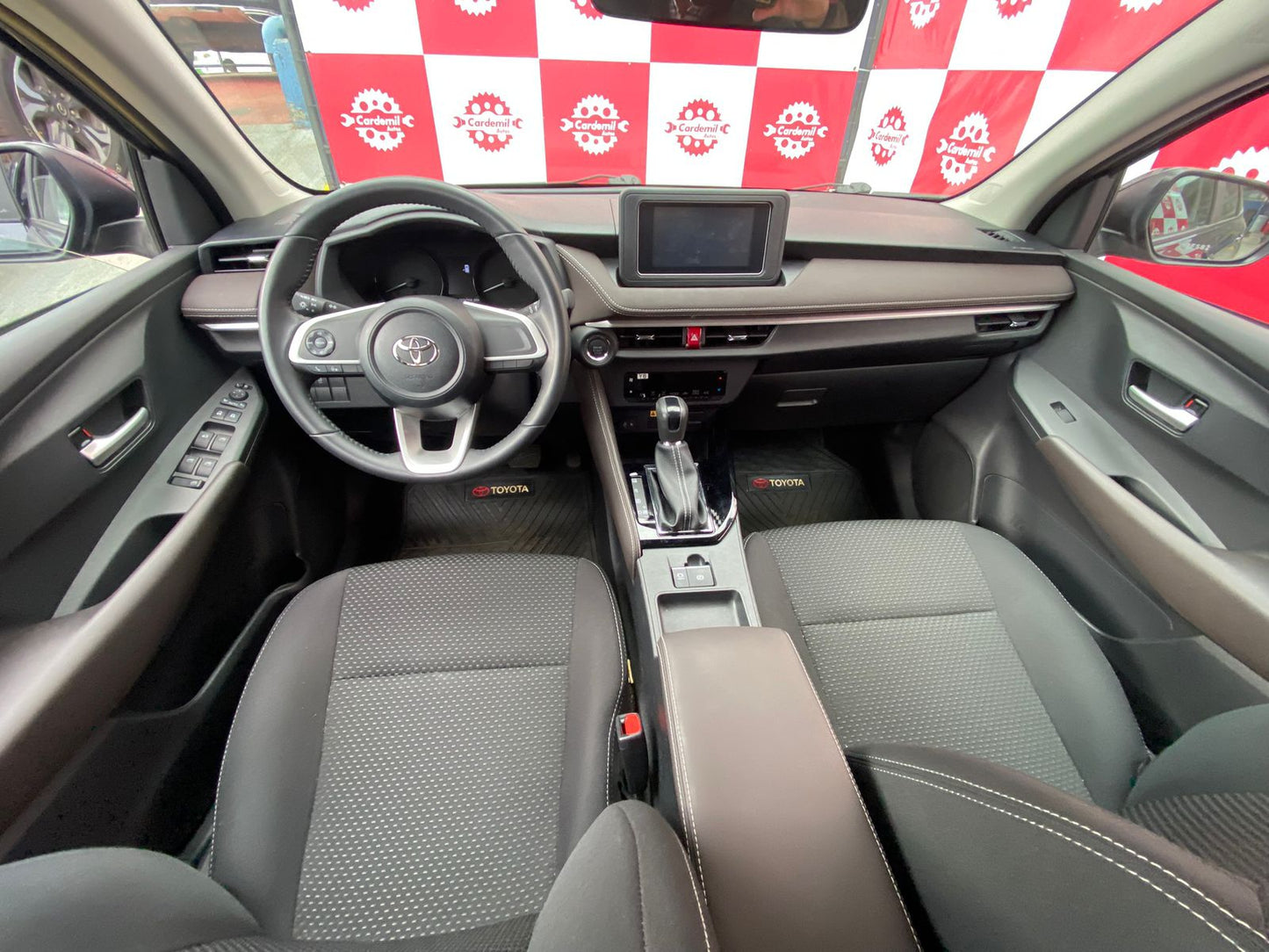 Toyota New Yaris 1.5 CVT 2025 - Solo 9.600 KM -  Los Angeles