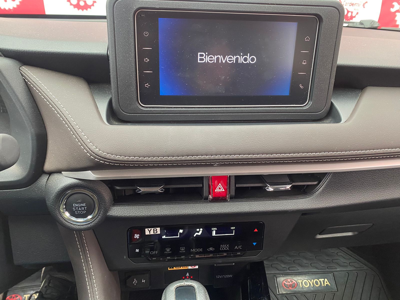 Pantalla touch con Apple CarPlay inalámbrico Toyota New Yaris 2025