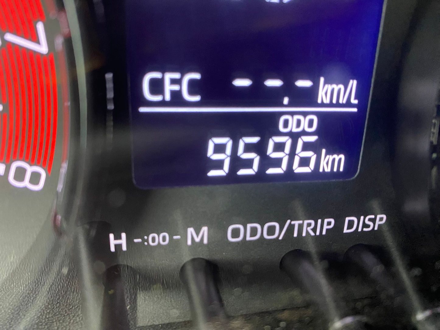 Panel digital Toyota Yaris 2025 mostrando solo 9.600 km reales