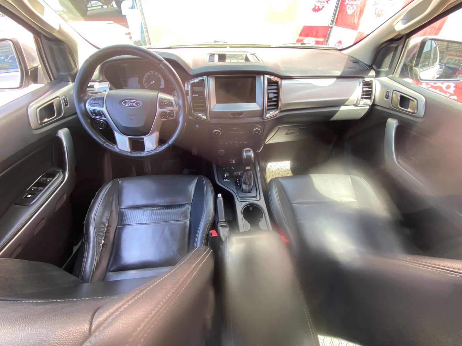 Interior de cuero y pantalla SYNC 3 Ford Ranger Limited 2021