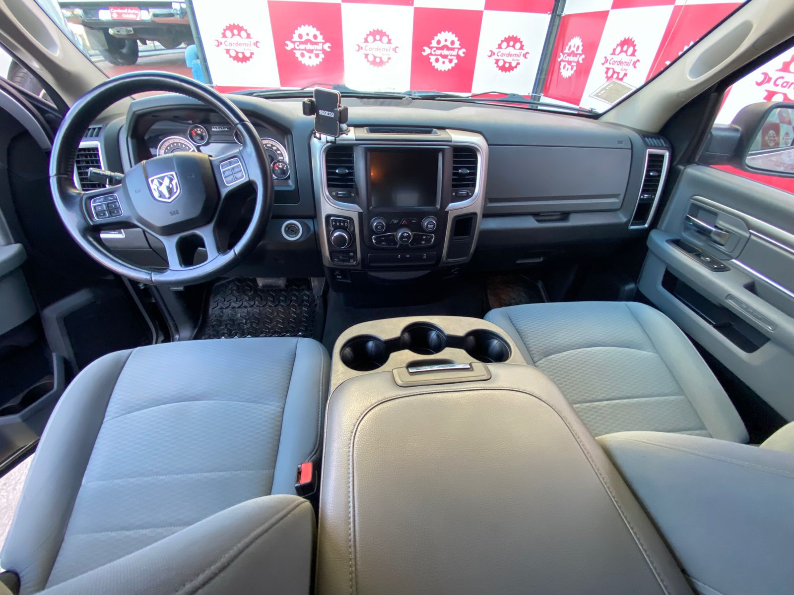 Interior RAM 1500 con selector de cambios rotativo y aire acondicionado