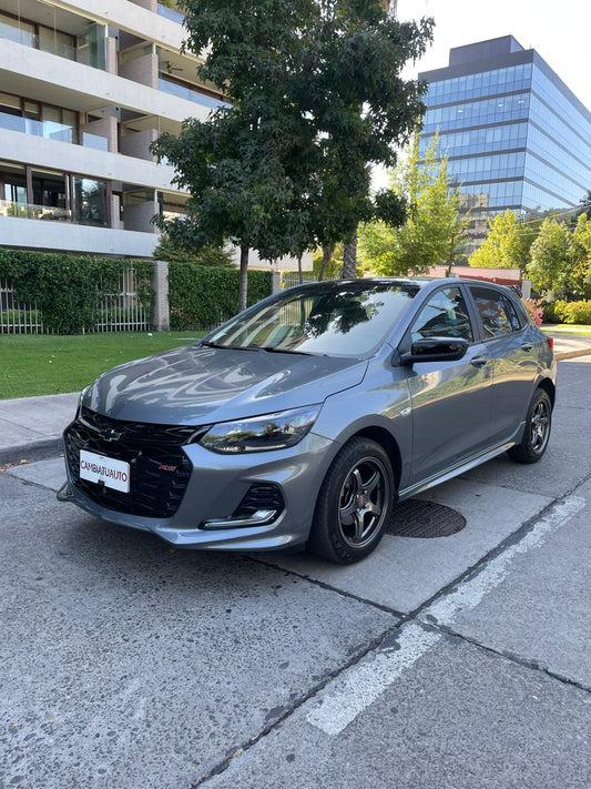 Chevrolet Onix RS 2022 frente deportivo negro turbo Detodoauto