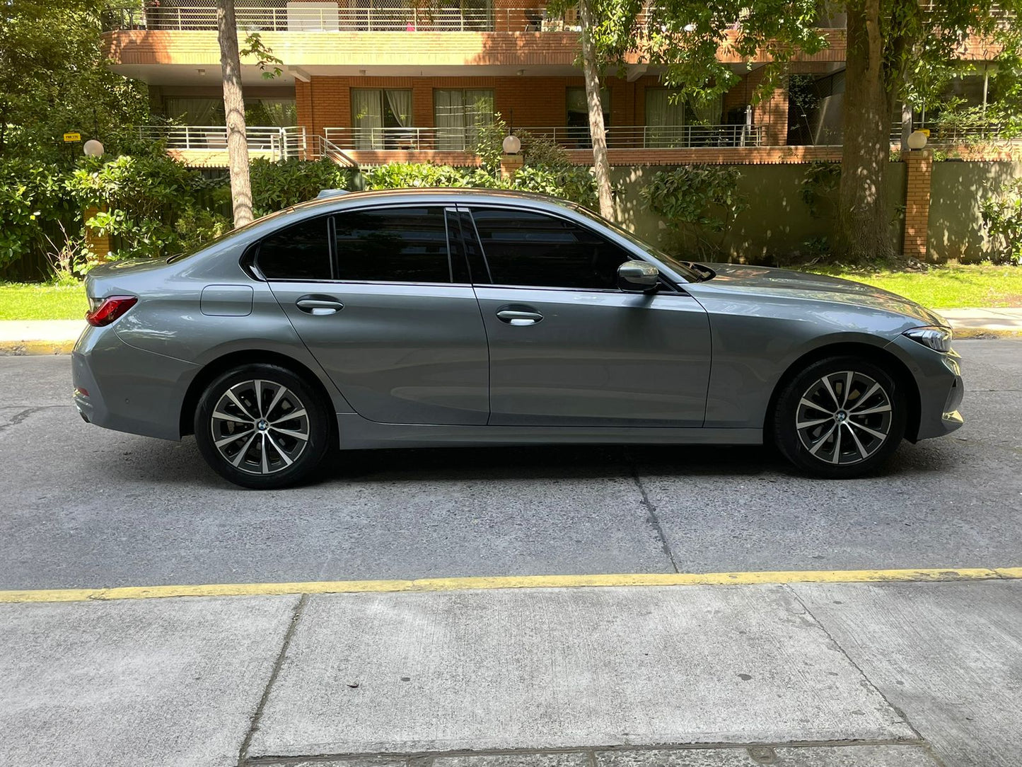 Vista lateral BMW 320i Urban 2024 llantas de aleación originales