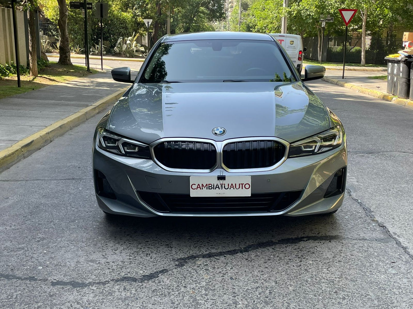 BMW 320i 2024 blanco frente agresivo luces LED Chile Detodoauto
