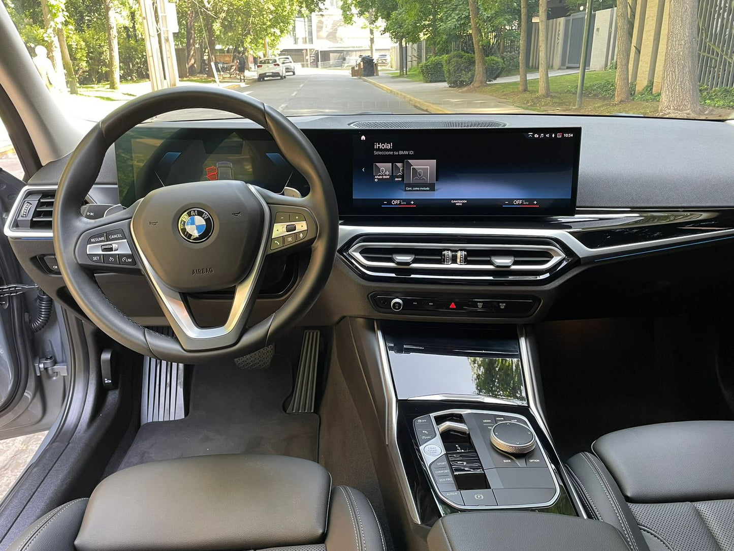 Interior BMW 320i 2024 pantalla curva Curved Display y tablero digital