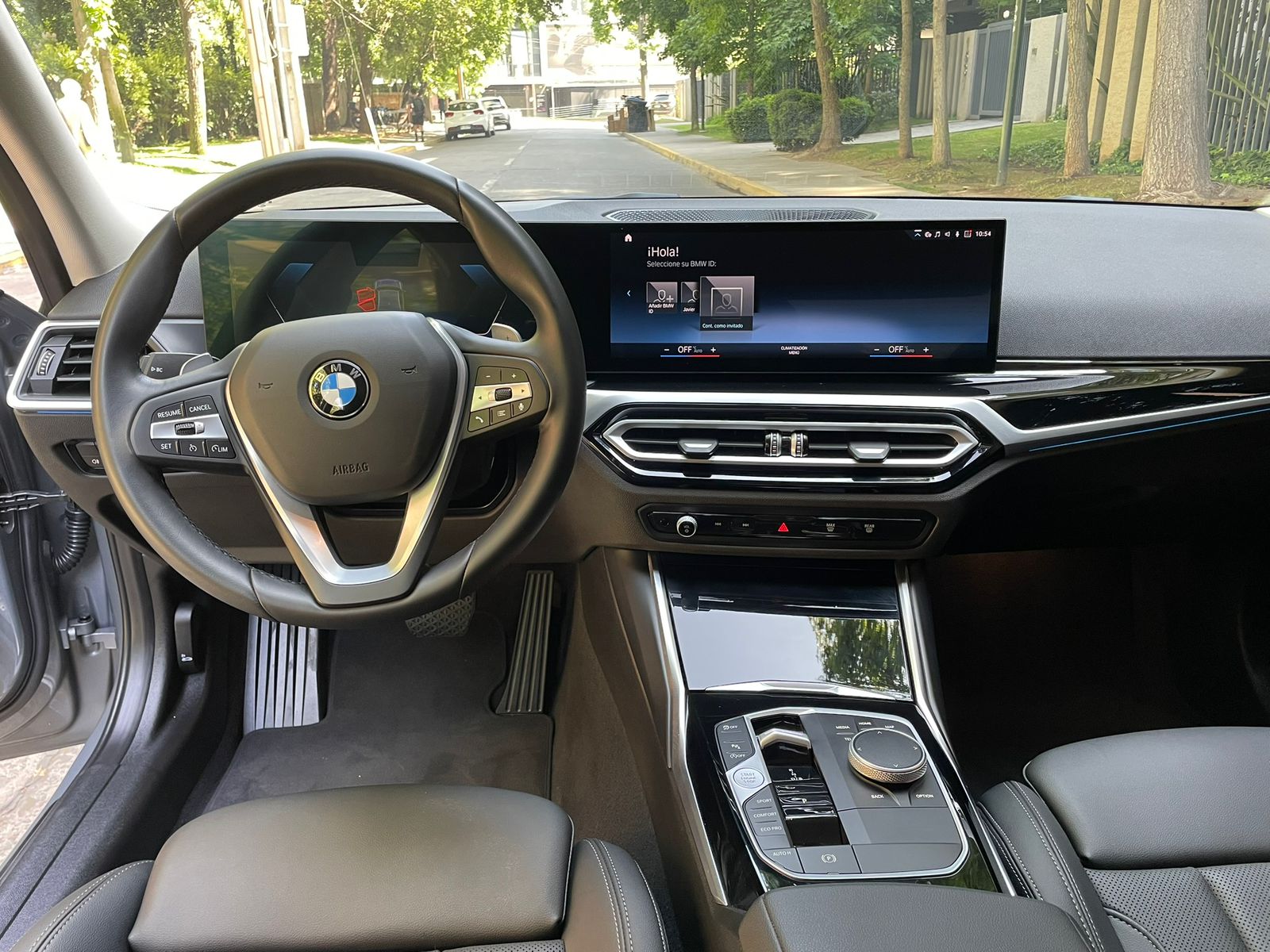 Interior BMW 320i 2024 pantalla curva Curved Display y tablero digital