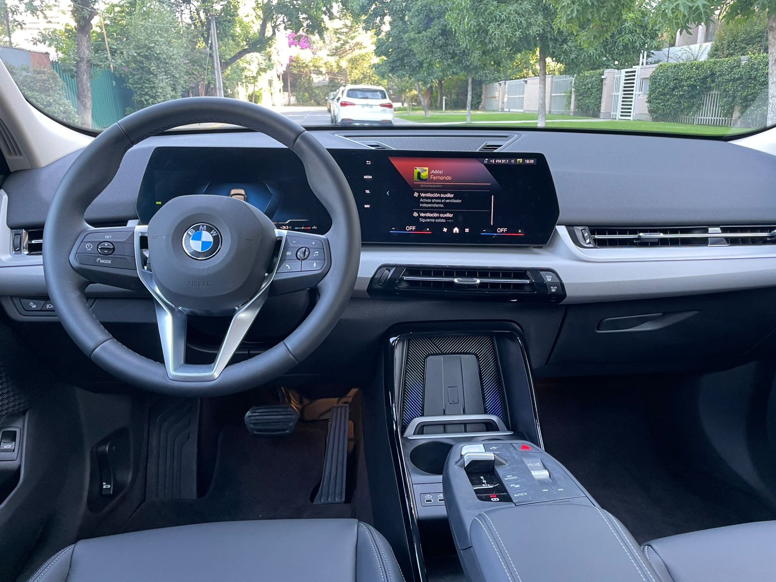 Interior BMW X2 2025 pantalla curva Curved Display y acabados premium