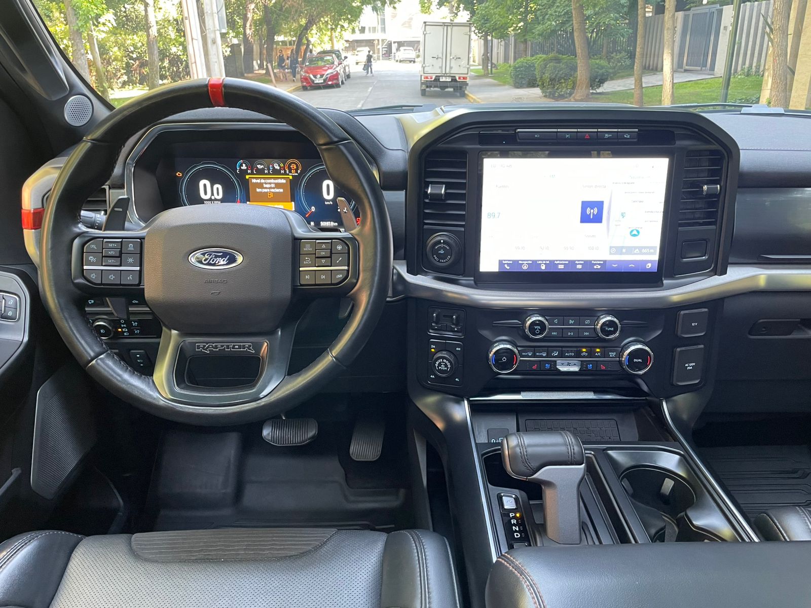 Cabina Ford Raptor 2023 con sistema de audio Bang Olufsen y pantalla central