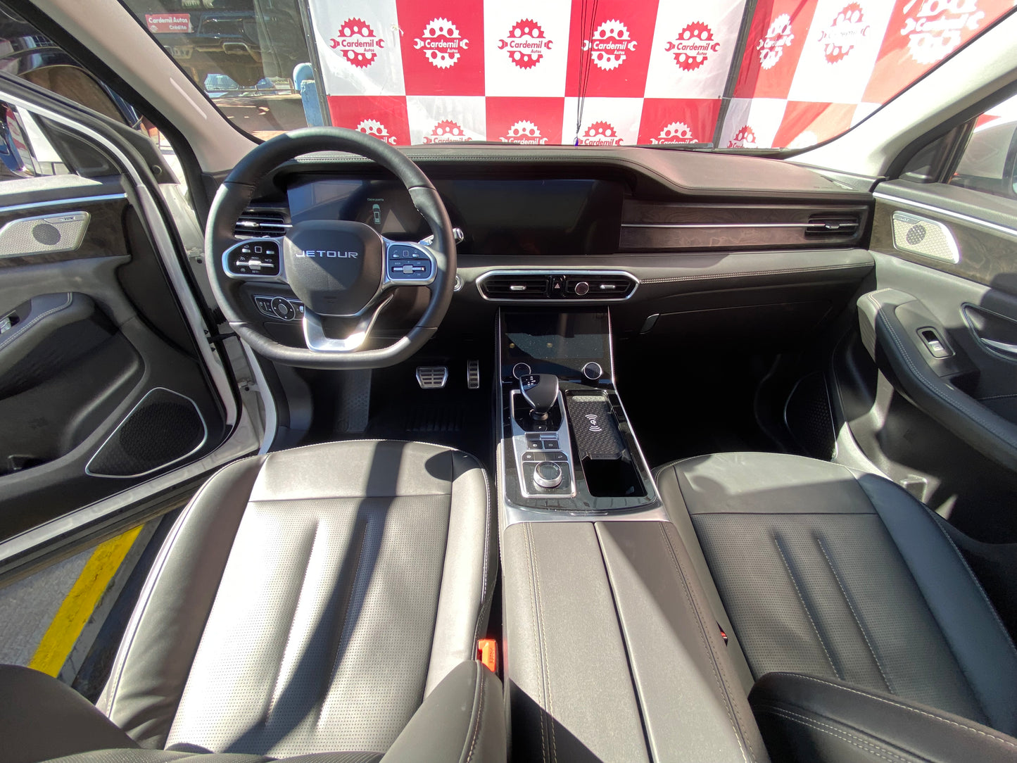 Interior de lujo Jetour X90 Plus pantallas digitales y asientos de cuero