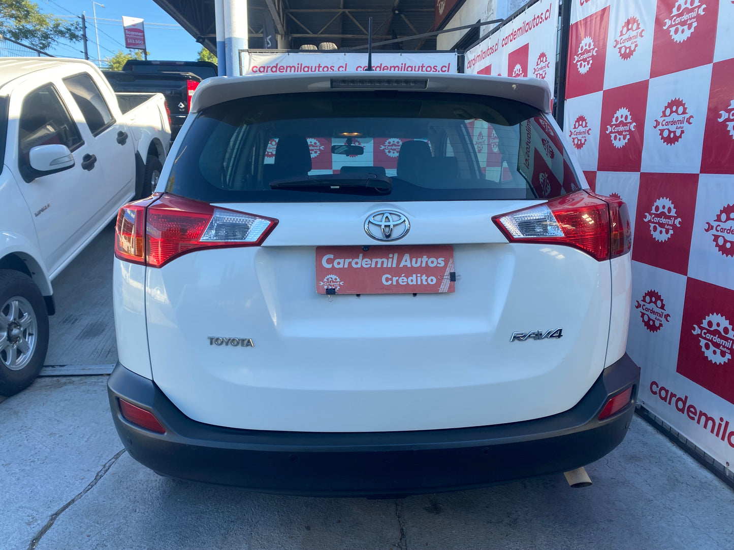 Vista trasera Toyota RAV4 2015 amplio maletero