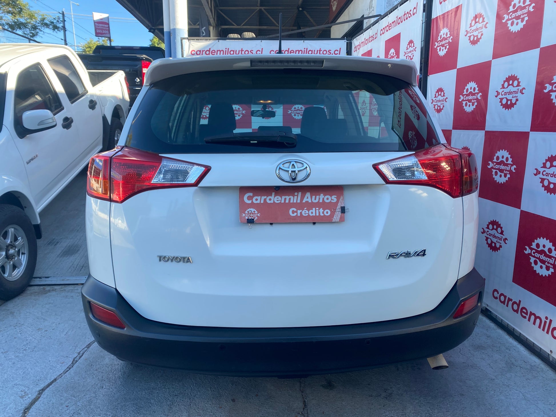 Vista trasera Toyota RAV4 2015 amplio maletero