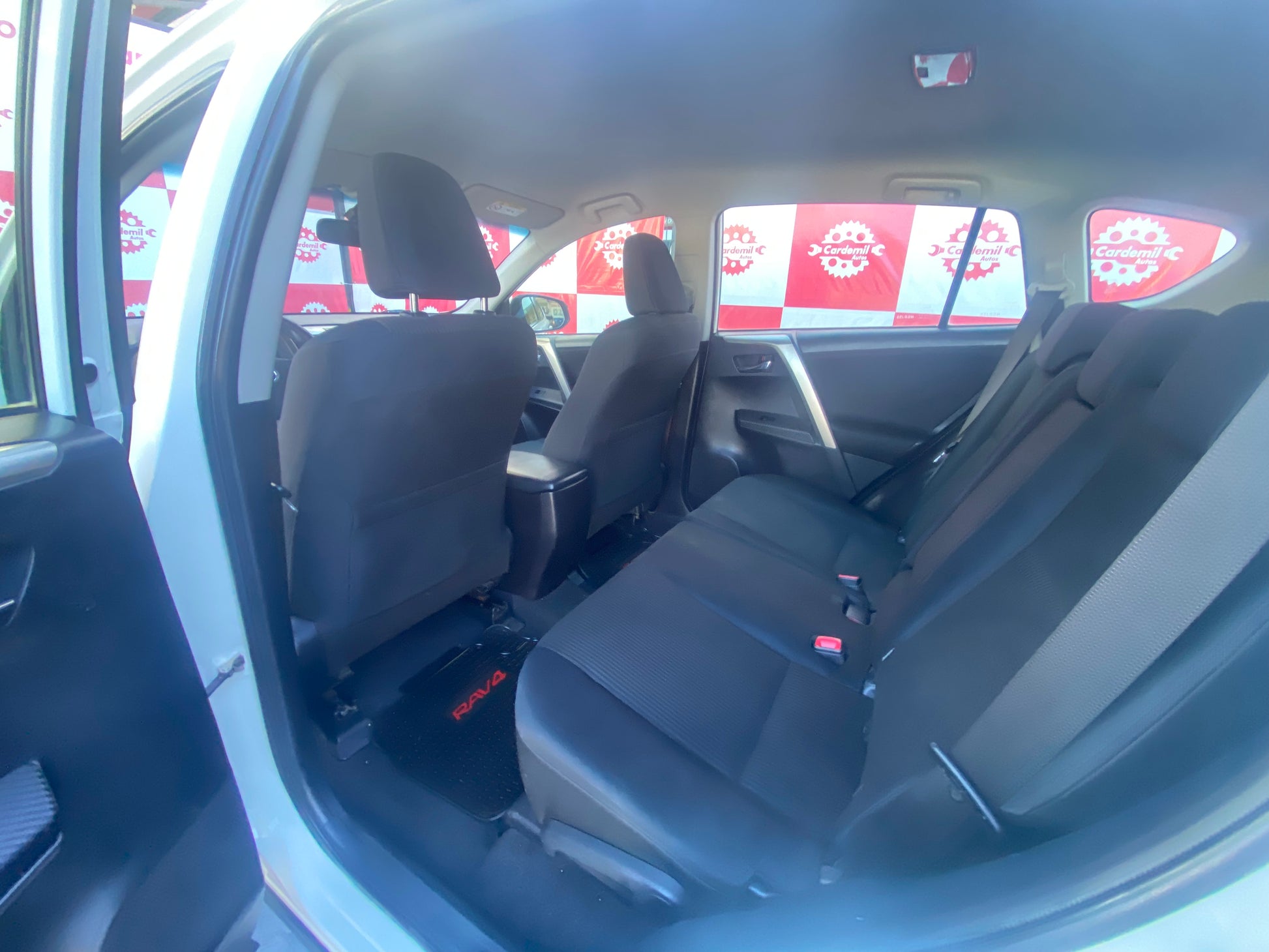 Interior Toyota RAV4 2015 Lujo asientos cómodos y consola central