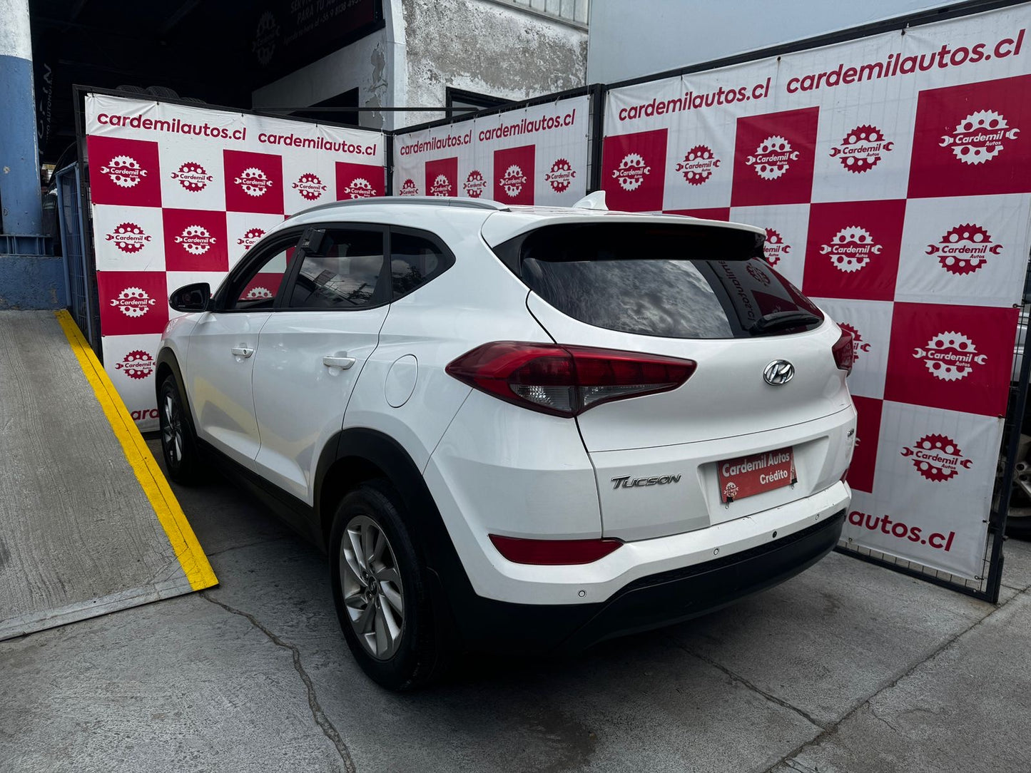Perfil SUV Hyundai Tucson 2016 color plata con llantas originales
