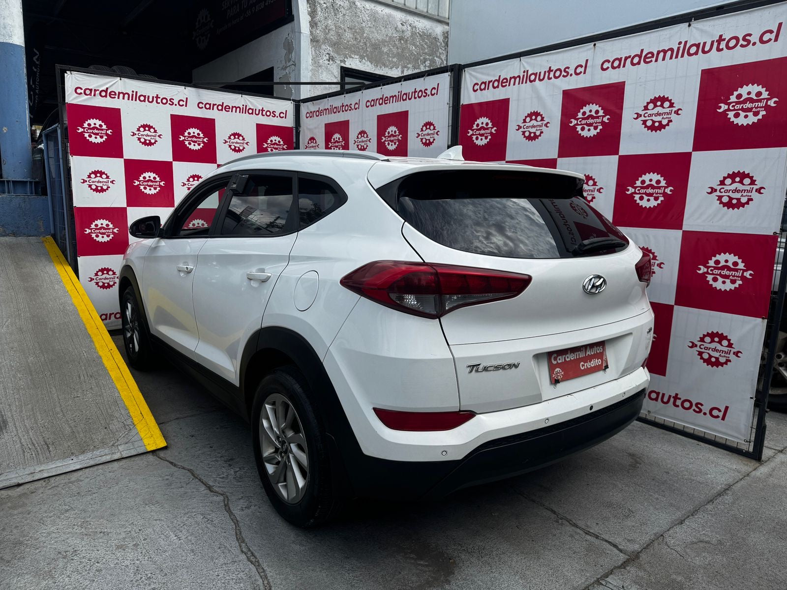 Perfil SUV Hyundai Tucson 2016 color plata con llantas originales
