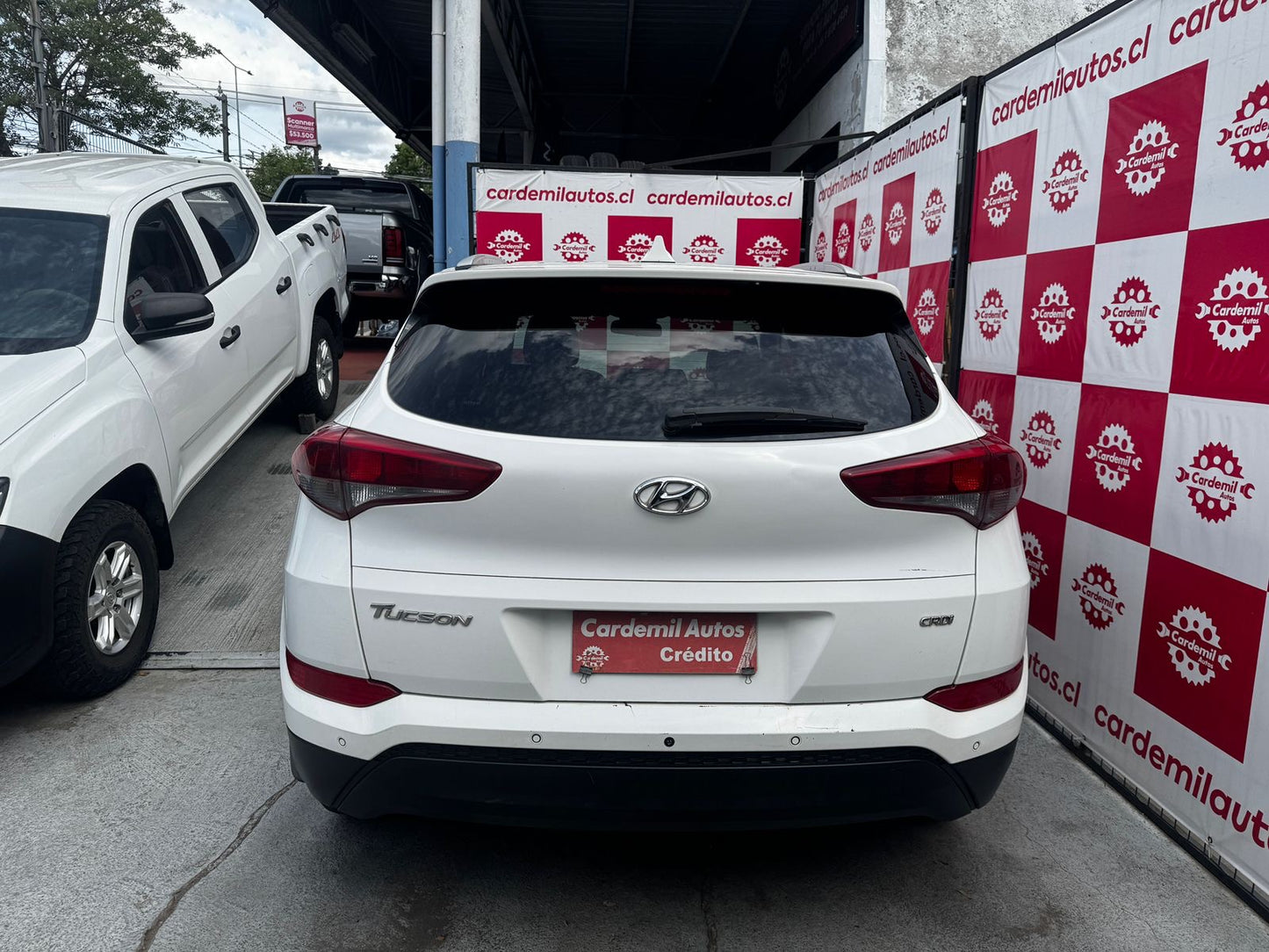 Vista trasera Hyundai Tucson 2016 sensores de retroceso y amplio maletero