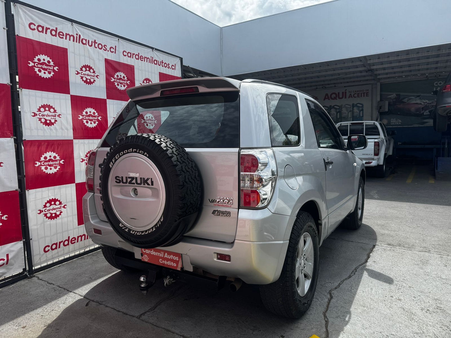 Detalle neumáticos nuevos y llantas de aleación Suzuki Grand Vitara