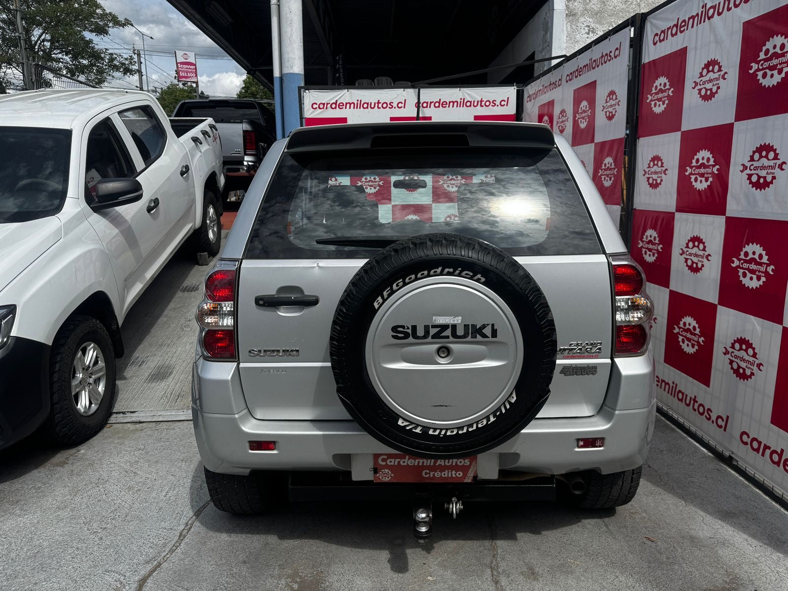 Vista trasera con rueda de repuesto icónica Suzuki Grand Vitara Sport