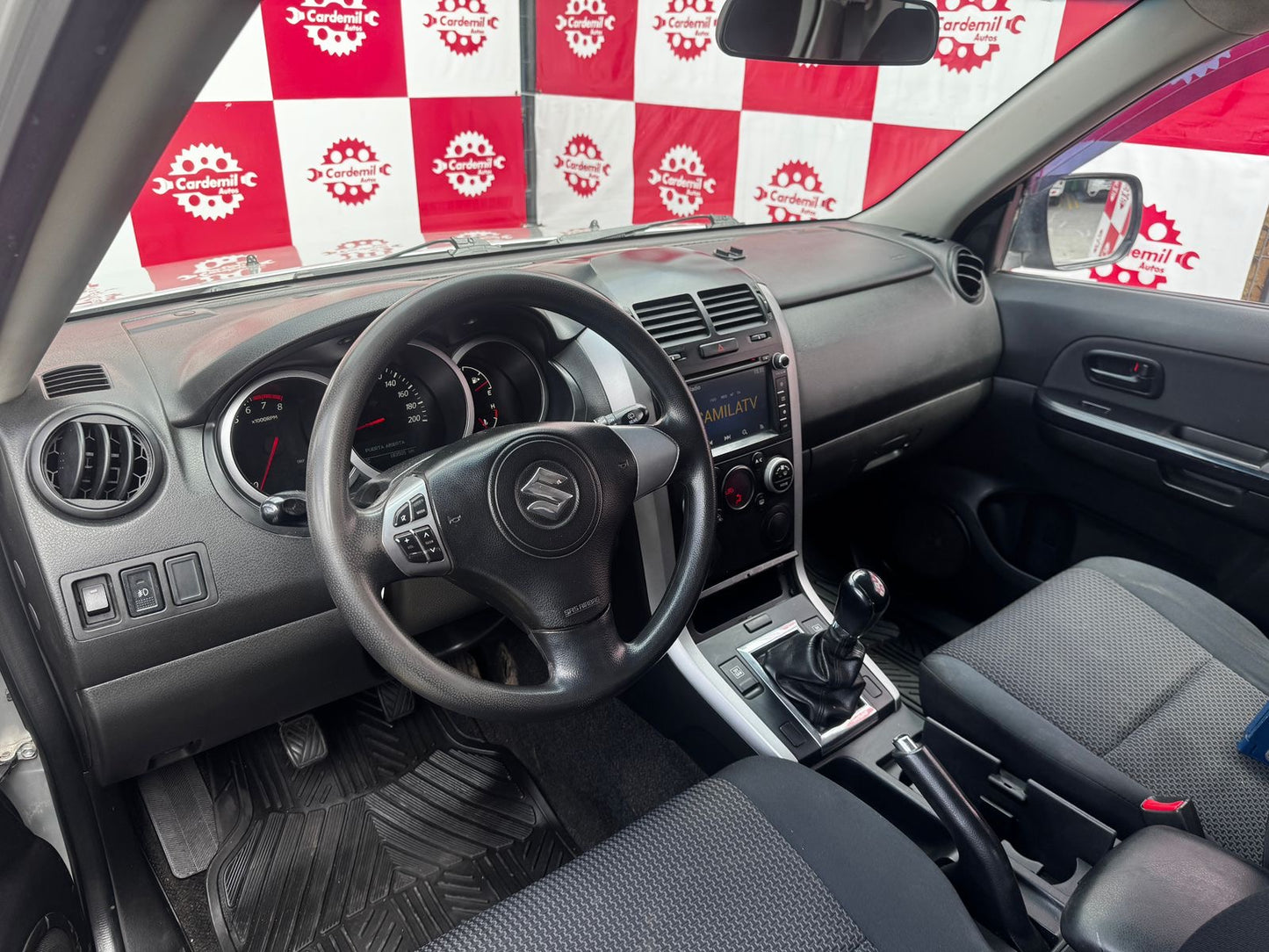 Interior Suzuki Grand Vitara Sport 1.6 comandos y palanca manual