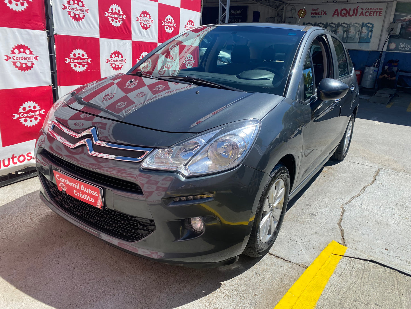 Hatchback Citroën C3 2016 color gris con llantas de aleación