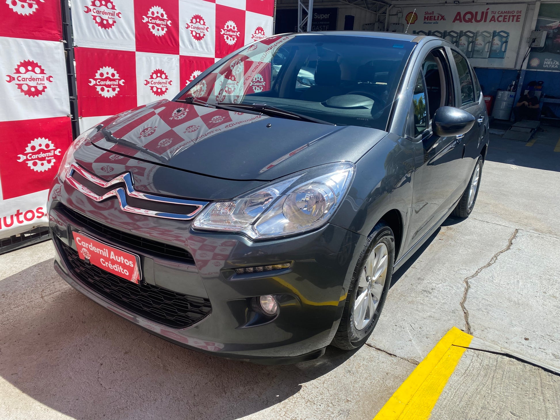 Hatchback Citroën C3 2016 color gris con llantas de aleación